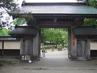 立派な正門です。同じような門は角館の青柳家とかにあるそうです。