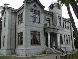 図書館として地域住民に開放した洋館です。築１３０年ぐらいです。秋田県初の鉄筋ｺﾝｸﾘ-ﾄ製で当時のお金で１０万円、現在だと１２億円位だということでした。