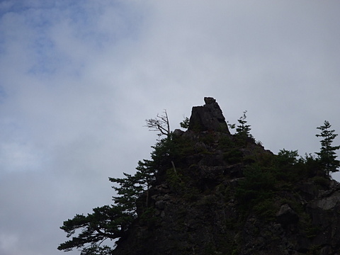 烏帽子岩と言いますが、頂上に熊が立っているように見えるのでベア－ズロックと呼んでいるそうです。