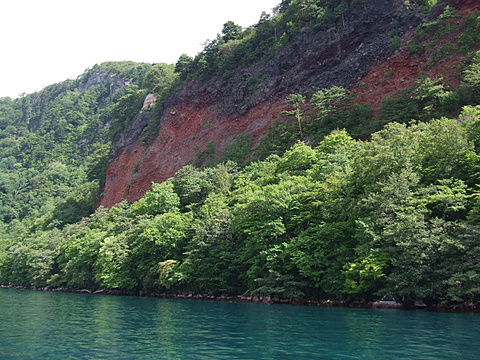 空の青、木々の緑、黒い溶岩、赤い溶岩、湖水のコバルトブル－の五色がきれいです。